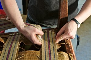 Nachgurten eines alten Sessels